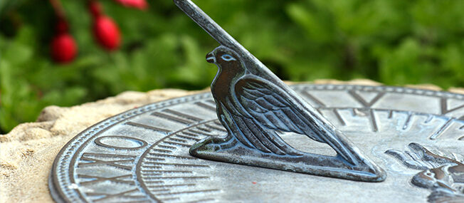 How to position a sundial to tell the time in your garden or backyard!