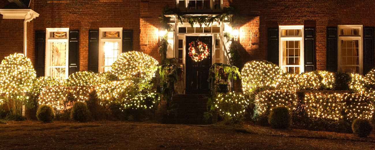 Outdoor Lighted Christmas Decorating For A Deck Wagoner Hilike